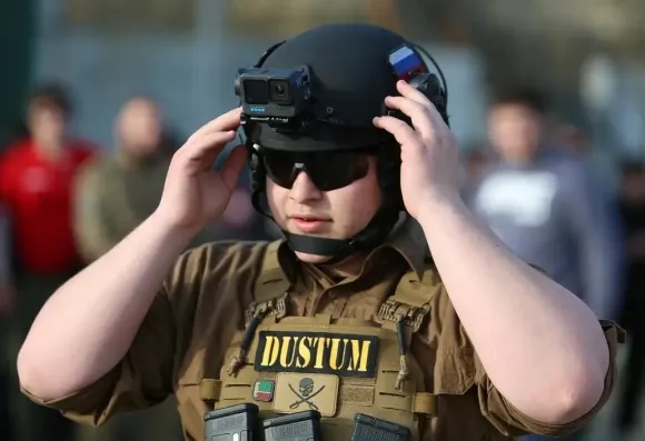 thumbnail - 체첸 지도자 람잔 카디로프의 아들 아담이 과거 행사에서 전술 장비를 착용한 모습. 이번 교통사고와는 직접적인 관련이 없는 자료 사진. 로이터 연합뉴스