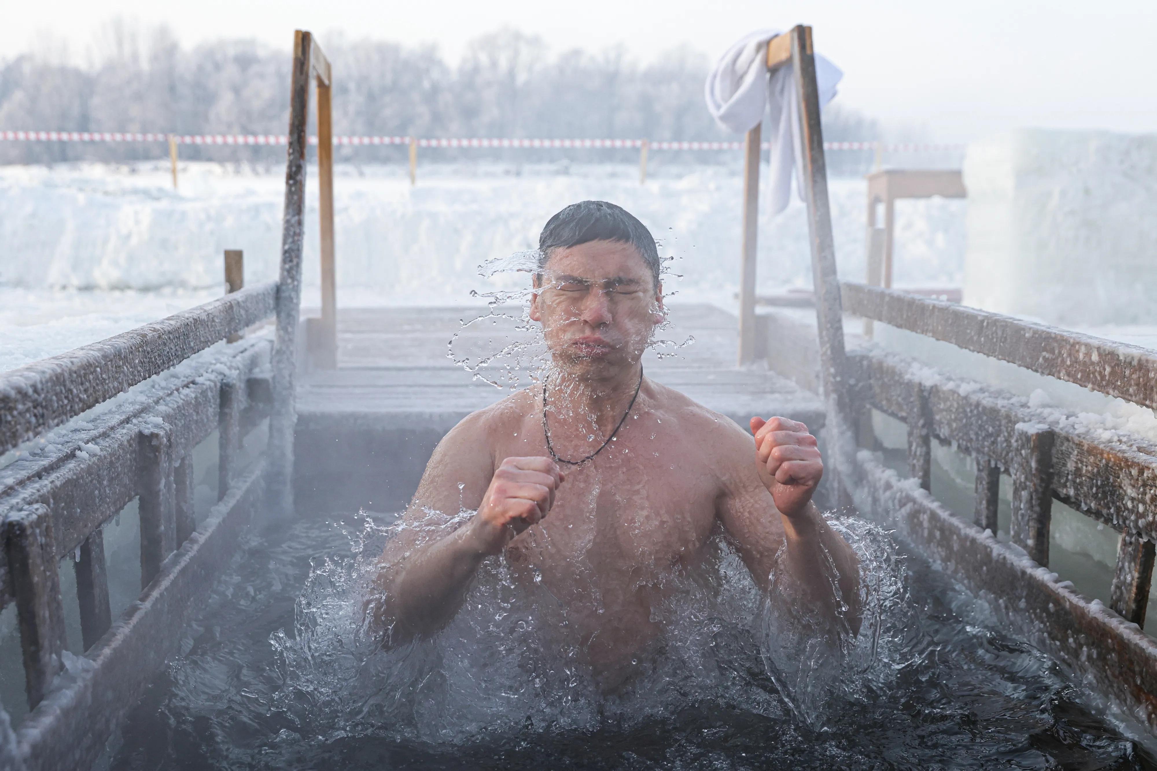 thumbnail - 러시아 노보시비르스크에서 19일(현지시간) 러시아 정교회가 율리우스력에 따라 기념하는 주현절을 맞아서 한 남성이 오브강 지류에 마련된 얼음 구멍에서 입수 의식을 치르고 있다. 타스 연합뉴스