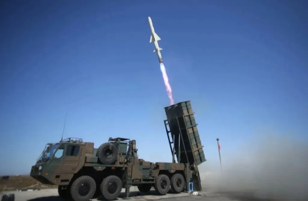 thumbnail - 일본 육상자위대가 운용 중인 12식 지대함 순항미사일이 지상 발사대에서 발사되는 모습. 신형 SSM은 이 12식을 기반으로 사거리와 운용 개념을 확장한 체계로 개발되고 있다. 일본 육상자위대 제공