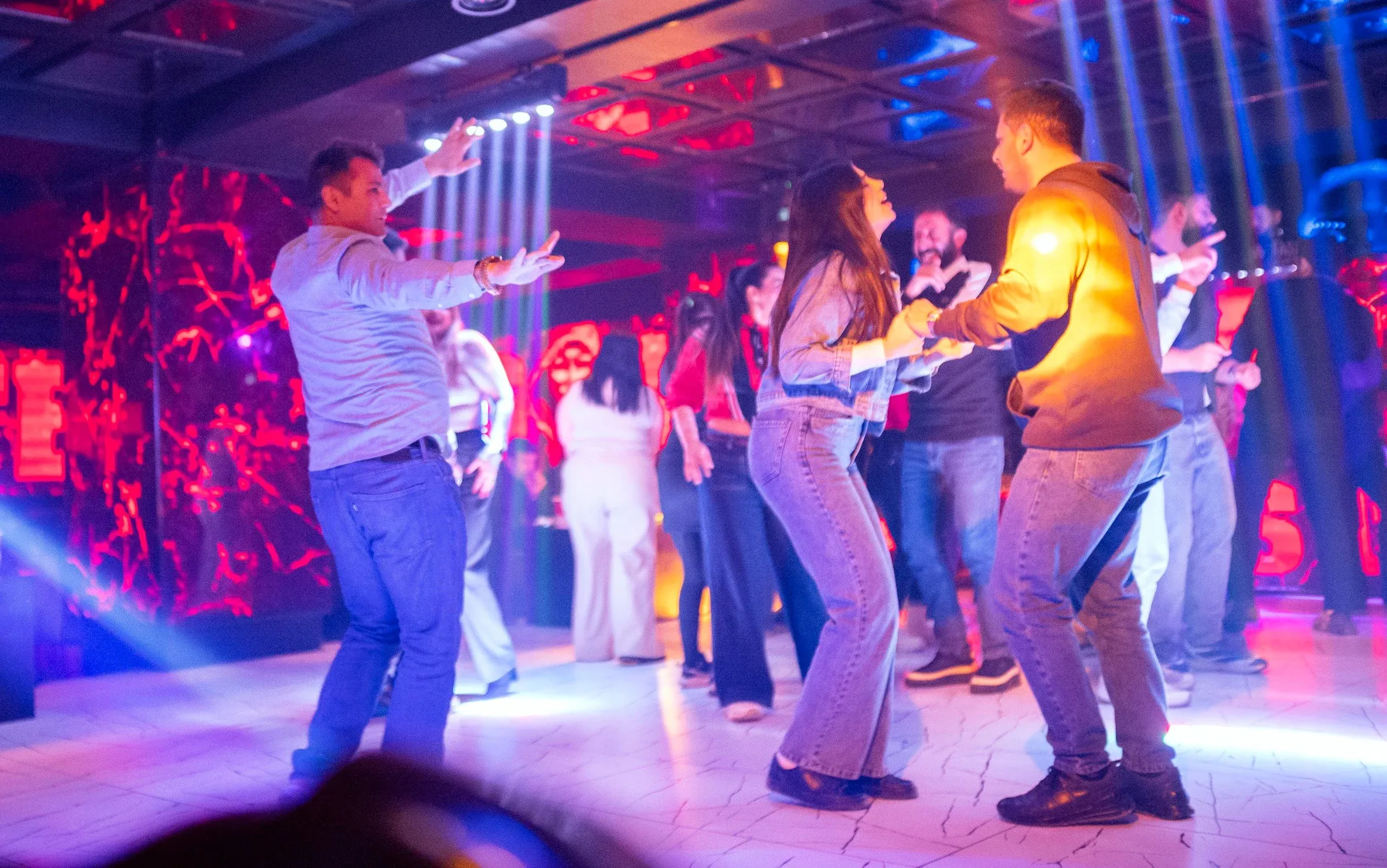 thumbnail - 최근 반정부 시위가 격화된 이후 일부 이란 상류층 인사들이 튀르키예로 이동한 것으로 전해졌다. 사진은 반 지역의 나이트클럽 모습. 텔레그래프