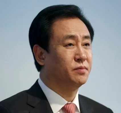 thumbnail - 쉬자인 중국 헝다(恒大·에버그란데) 그룹 창업자 겸 전 회장. 한때 중국 최고 부호로 꼽혔으나, 헝다의 부채 위기 이후 금융 사기 등 혐의로 수감 중이다. AP 연합뉴스