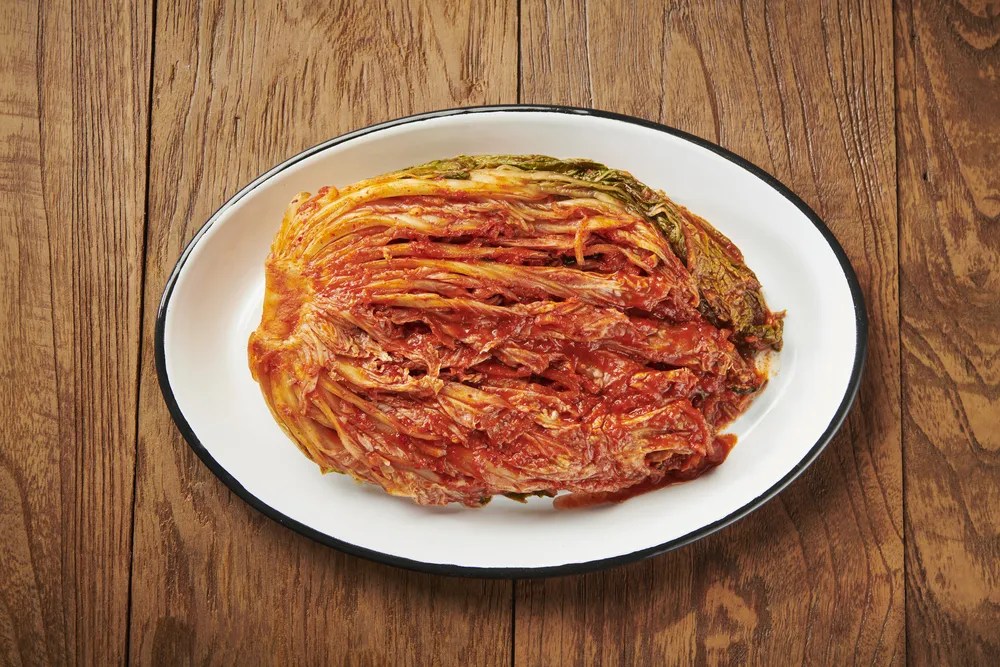 thumbnail - 김치는 대표적인 발효식품으로, 장내 유익균을 늘리는 데 도움을 준다. 전문가들은 식이섬유 식품과 발효식품을 함께 섭취하면 장 건강에 시너지 효과를 낼 수 있다고 설명한다. 아이클릭아트