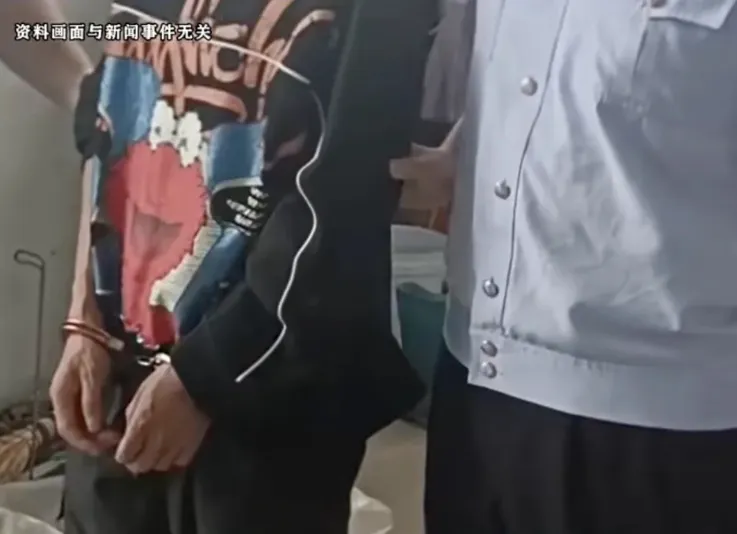 thumbnail - 중국 현지 매체가 공개한 자료 화면. 전 직장 동료의 SNS 현금 과시를 보고 범행을 저지른 남성이 체포된 뒤 조사받는 모습. 자료화면