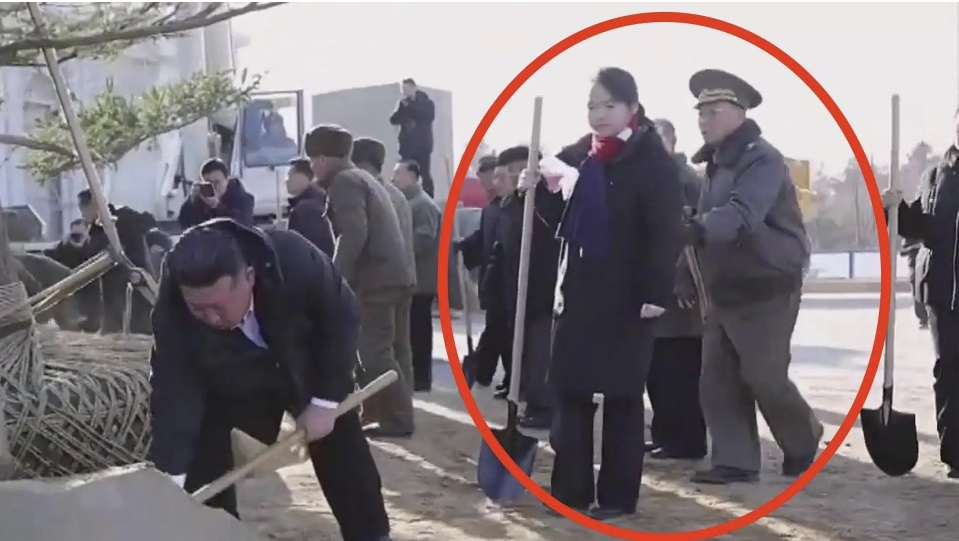 thumbnail - 김정은 딸에게 손댄 장면 그대로 방송…북한 체제의 금기 논쟁 [핫이슈]