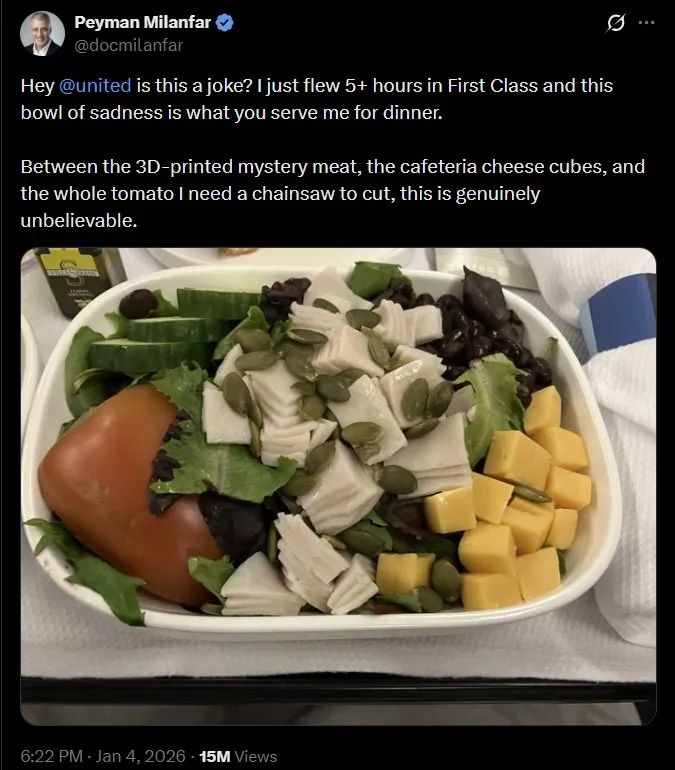 thumbnail - 유나이티드항공 퍼스트클래스 기내식으로 제공된 저녁 메뉴. 한 승객이 ‘슬픈 한 그릇’이라며 공개한 사진이 SNS에서 폭발적인 반응을 불러왔다. SNS 캡처