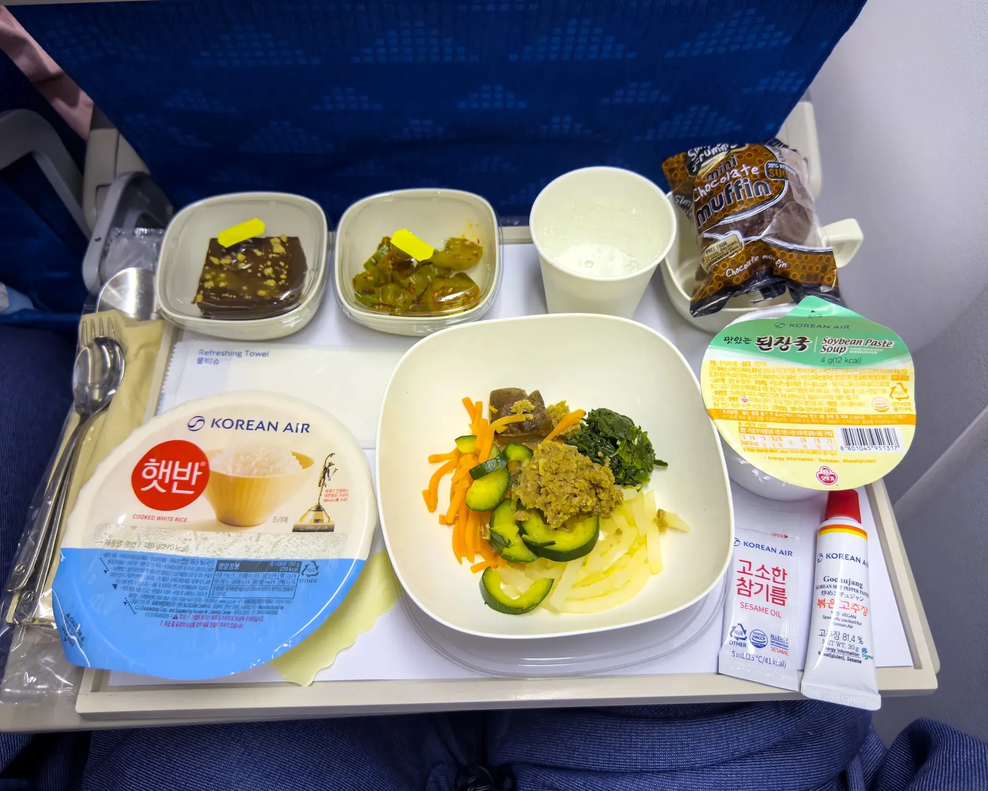 thumbnail - 하늘 위에서도 ‘한식의 완성’은 이어졌다. 대한항공 보잉 777-300ER 일반석에 제공된 비빔밥 기내식. 고추장과 참기름을 더해 취향대로 비벼 먹는 구성으로, 장거리 노선에서도 한국 대표 메뉴를 전면에 내세웠다. 항공 전문 매체 에어웨이즈 매거진 트립 리포트 사진