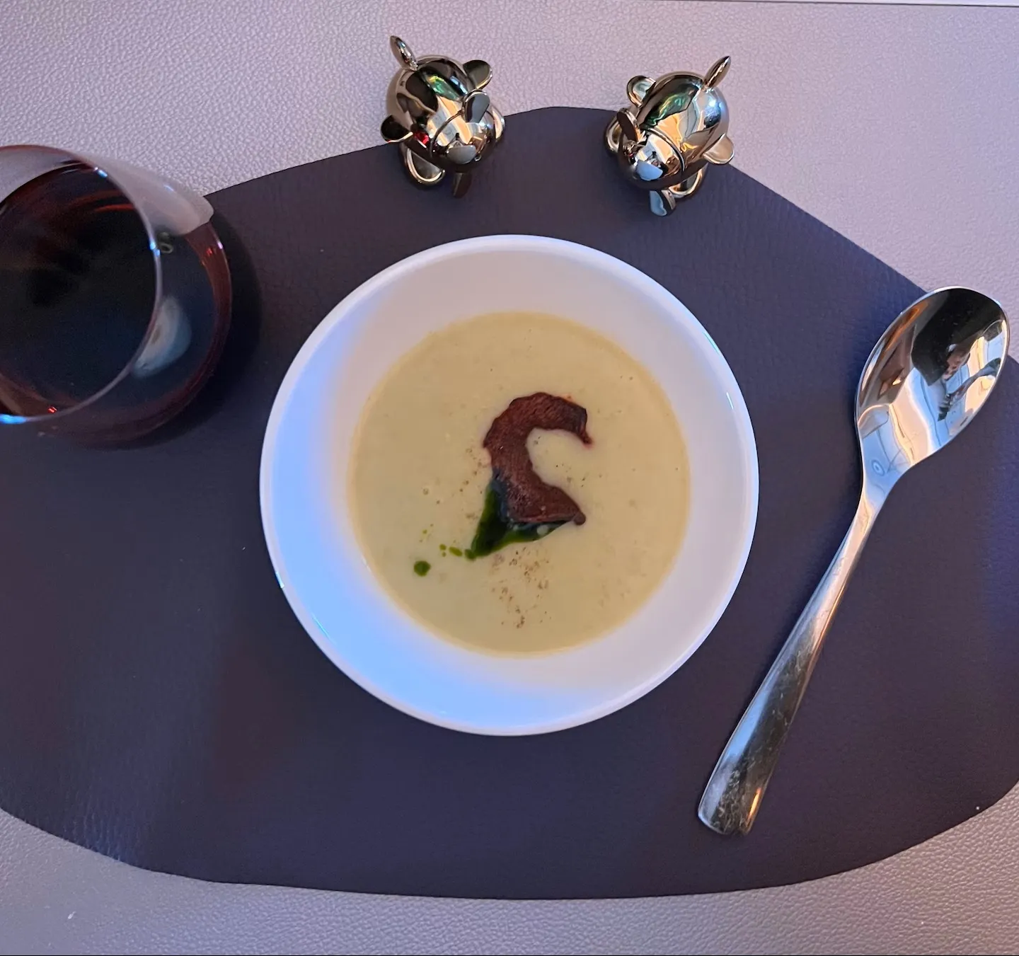 thumbnail - 런던에서 뉴욕으로 향하는 버진 애틀랜틱 항공편에서 제공된 겨울 채소 수프. 여행 전문 매체 더 포인츠 가이 편집장 매디슨 블랑카플로르가 “지금도 기억에 남는 기내식”으로 꼽은 메뉴다. 매디슨 블랑카플로르 제공