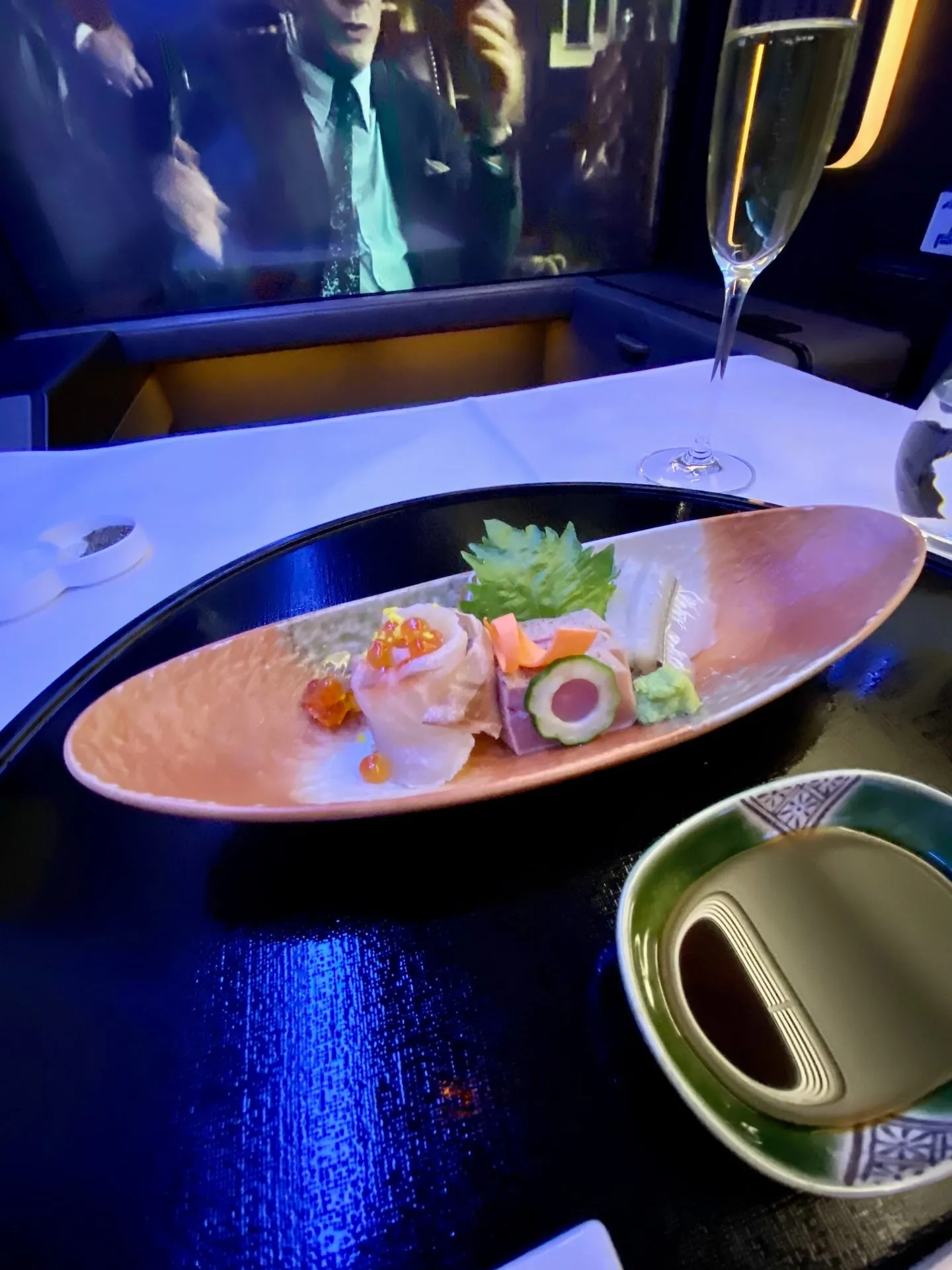 thumbnail - 하늘 위에서 즐긴 생선회 한 접시. 전일본공수(ANA) 퍼스트클래스 기내식에 포함된 생선회 코스를 여행 기자 크리스 동이 인상 깊은 경험으로 소개했다. 크리스 동 제공