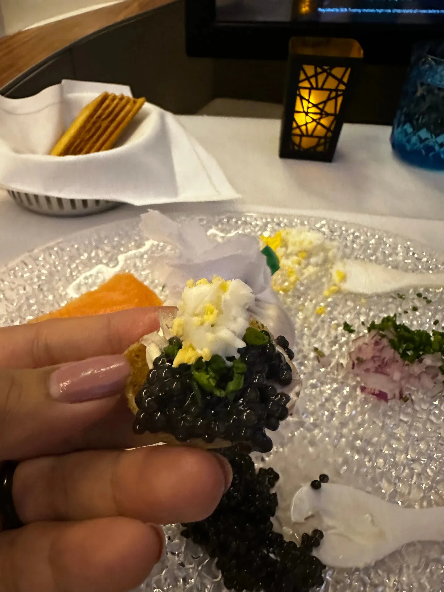 thumbnail - 하늘 위에서 즐기는 캐비아 한 입. 카타르항공 퍼스트클래스의 캐비아 서비스는 블리니와 다양한 가니시를 곁들인 클래식한 구성으로, 기억에 남는 기내식 경험으로 소개됐다. 샤메인 램신 제공