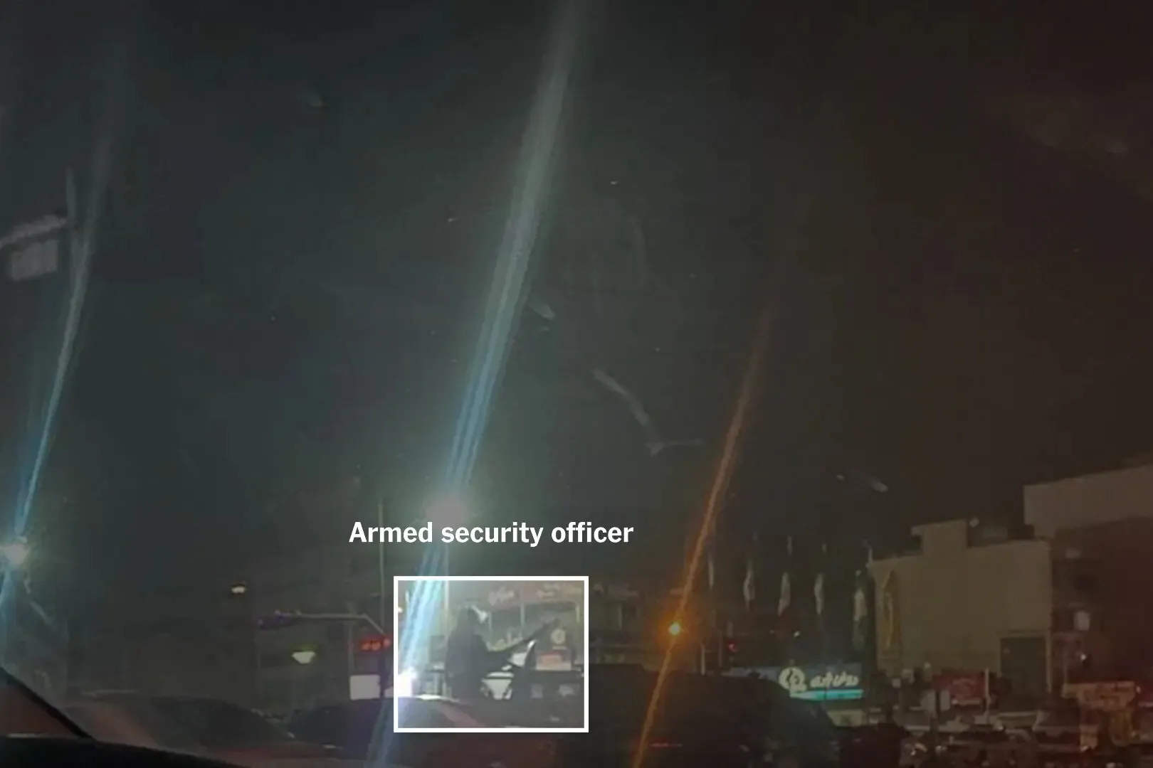 thumbnail - 이란 테헤란 사데기예(Sadeghiyeh) 지역 시위 당시 차량 위에 올라 무장한 보안요원이 배치된 모습. 해당 시기 이 지역에서는 실탄 사격으로 시위대 사망자가 발생한 것으로 전해졌다. 엑스(X) @Vahid