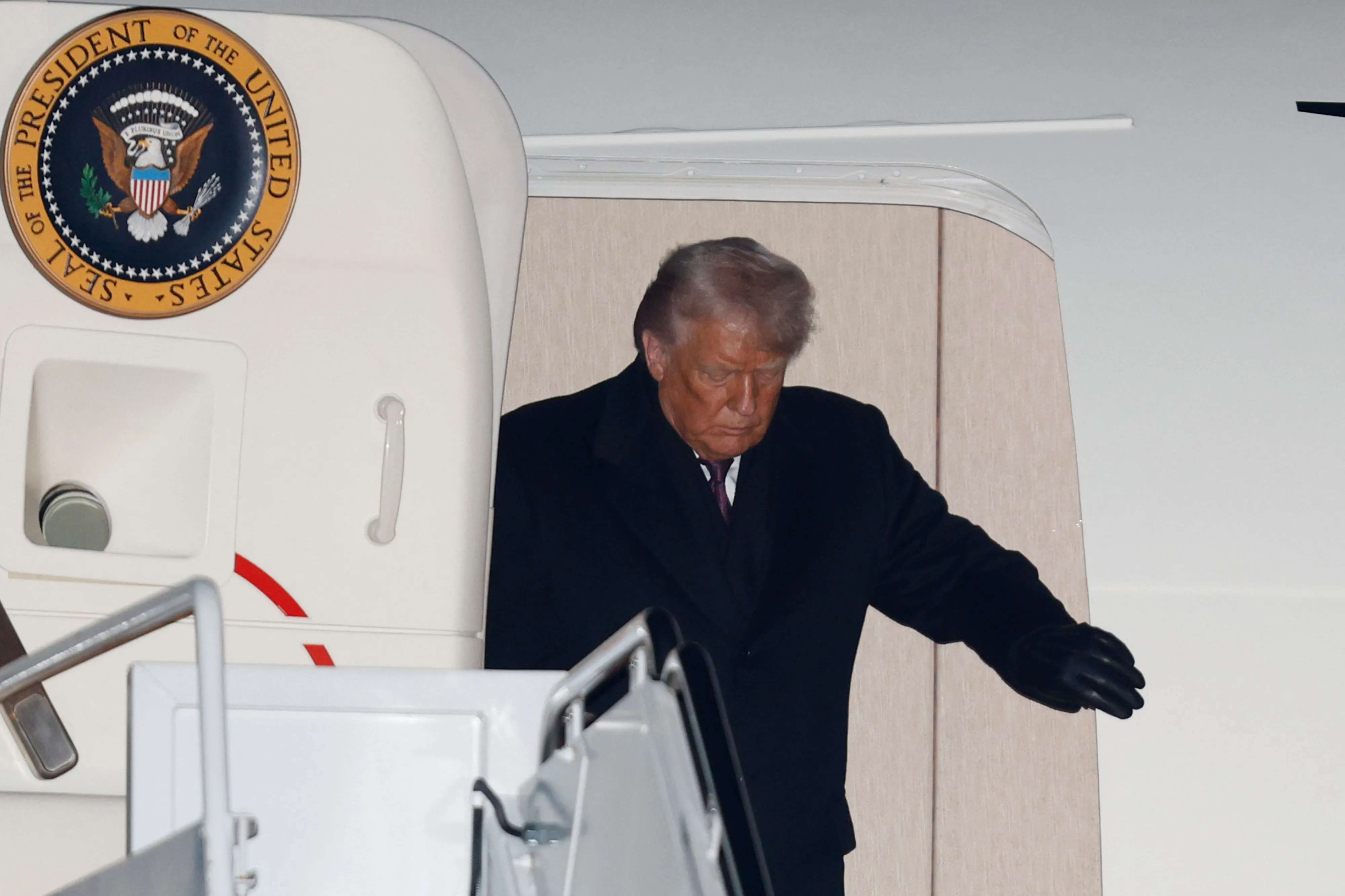 thumbnail - 도널드 트럼프 미국 대통령이 22일(현지시간) 세계경제포럼(WEF) 연차총회가 열린 스위스 다보스 방문을 마치고 귀국해 메릴랜드주 앤드루스 합동기지에 도착하고 있다. AP 연합뉴스