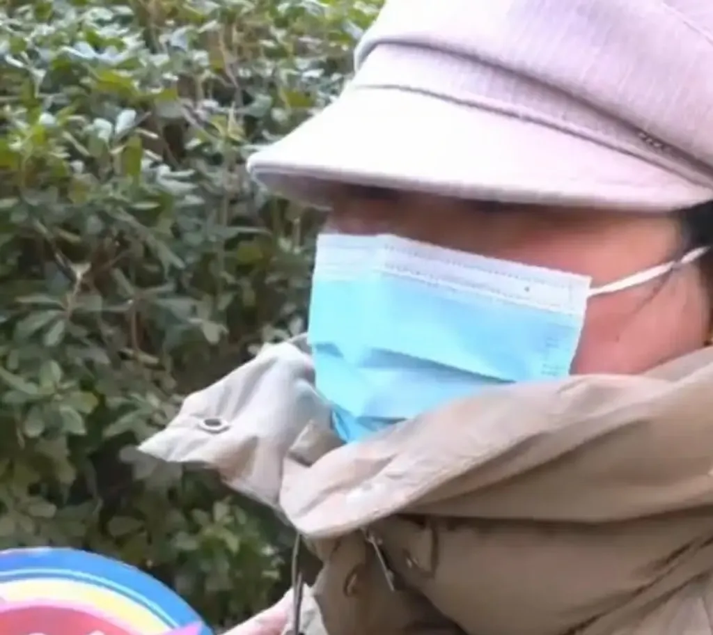 thumbnail - 피부 질환으로 탈모 증상을 겪은 리(Li) 씨가 모자와 마스크를 착용한 채 인터뷰를 진행하고 있다. 바이두 캡처