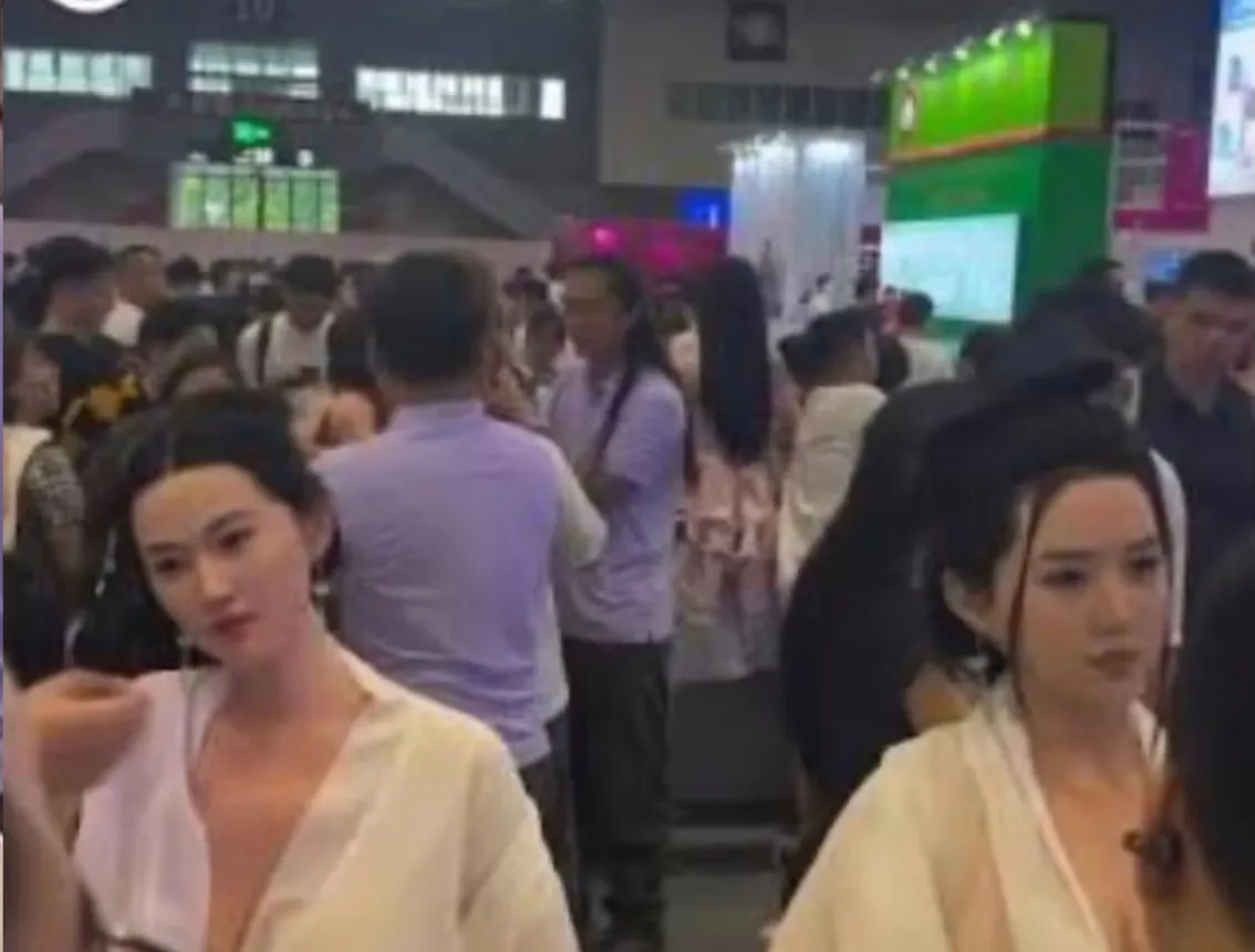 thumbnail - 토이 엑스포 전시장에 전시된 AI 실리콘 인형 주변으로 관람객들이 몰려들어 혼잡한 모습을 보인다. 사람과 유사한 외형과 움직임이 현장에서 직접 확인되며 관람객들의 시선을 끌었다. SNS 캡처