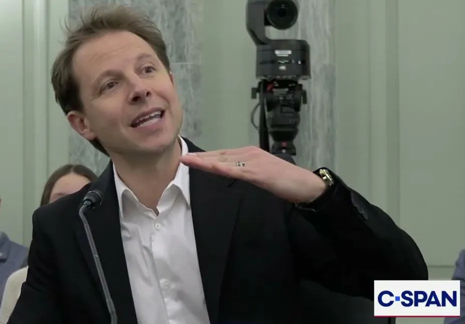 thumbnail - 재러드 쿠니 호바스 박사가 미 의회 청문회에서 Z세대 학습 능력 하락 주장에 대해 증언하고 있다. C-SPAN 캡처