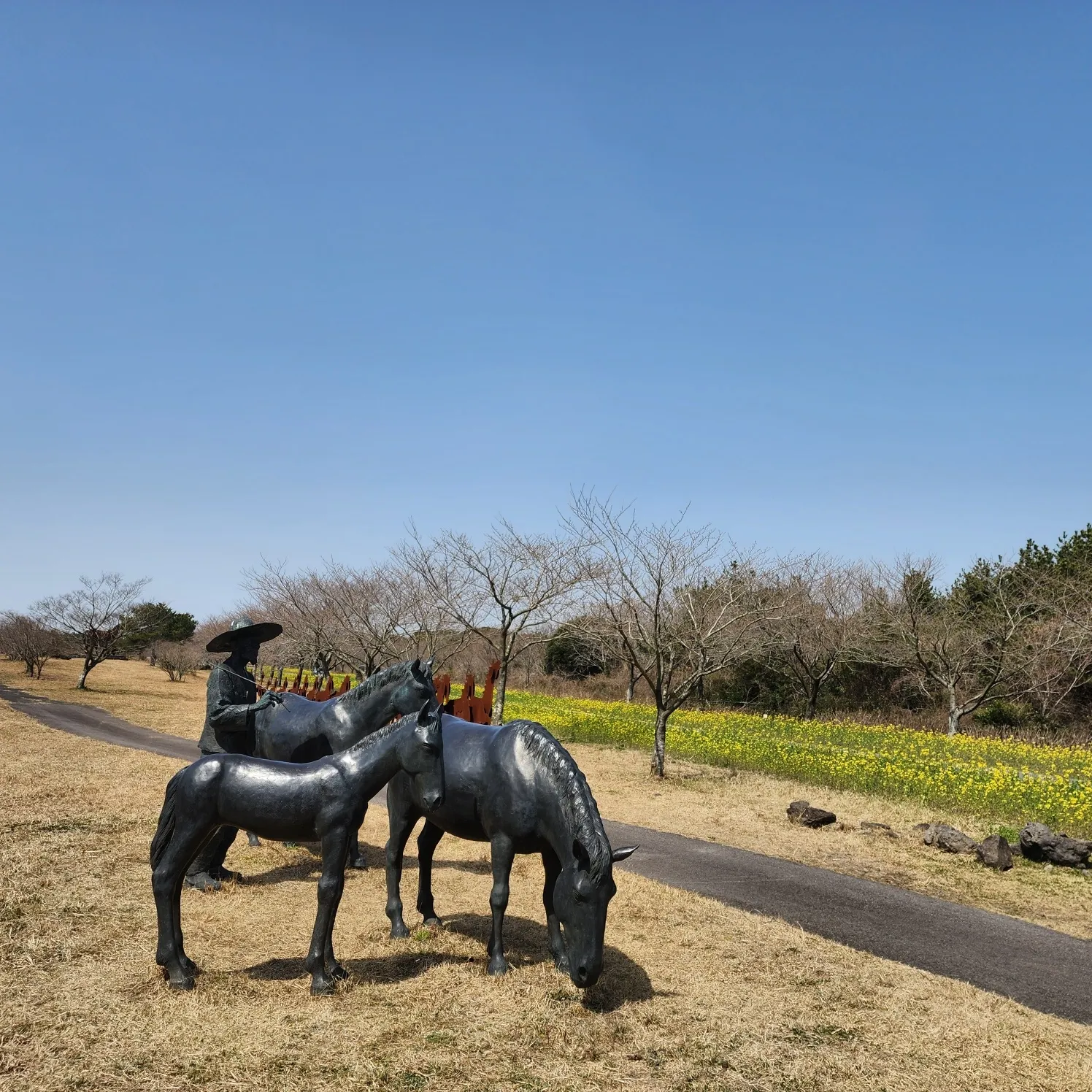thumbnail - 옛 녹산장의 모습의 조형물