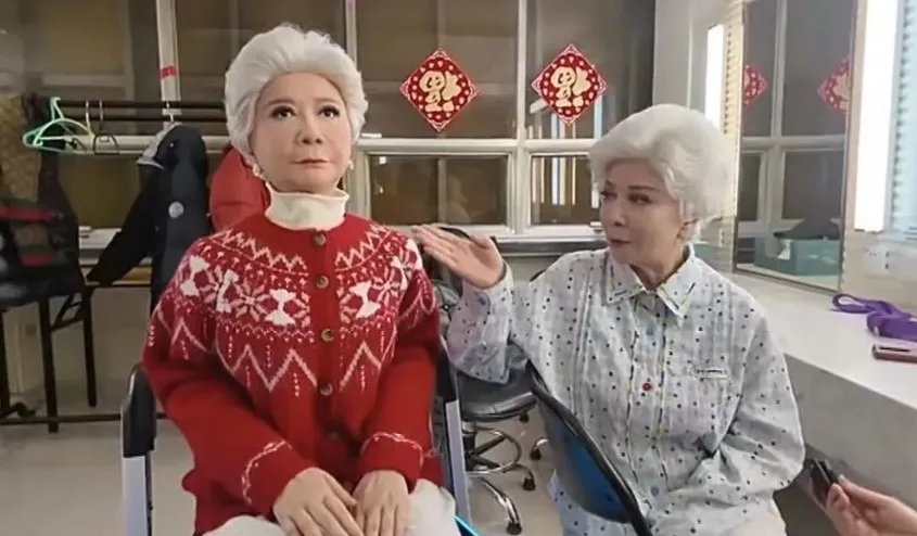 thumbnail - 시트콤 ‘할머니의 최애’에 등장한 중국 여배우 차이밍(오른쪽)과 로봇 차이밍(왼쪽). 지우파이신문 캡처