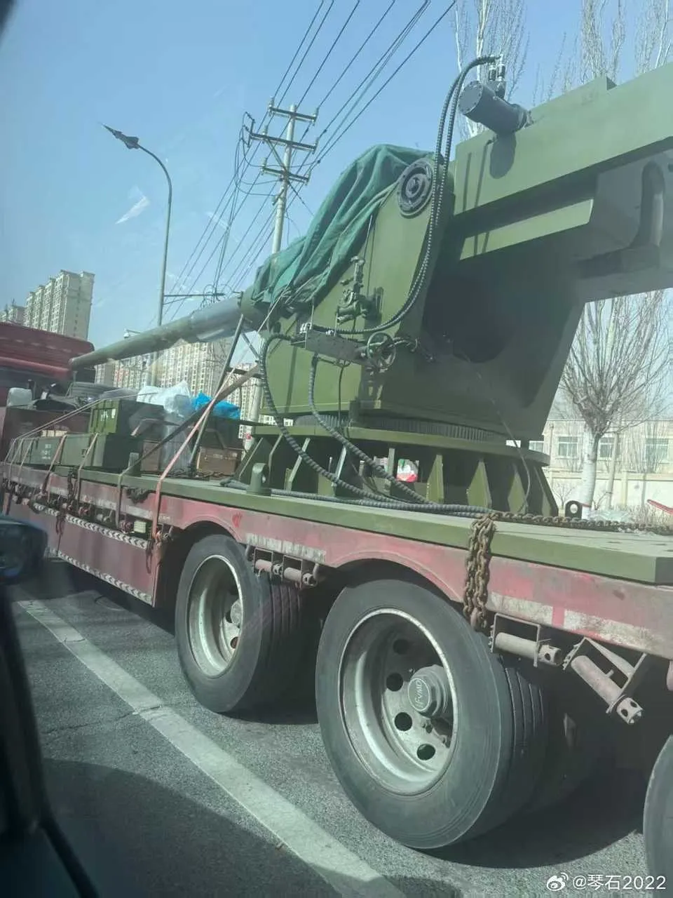 thumbnail - 2025년 중국 도로에서 촬영된 155mm 함포 추정 포대. X 캡처 @FaySue6