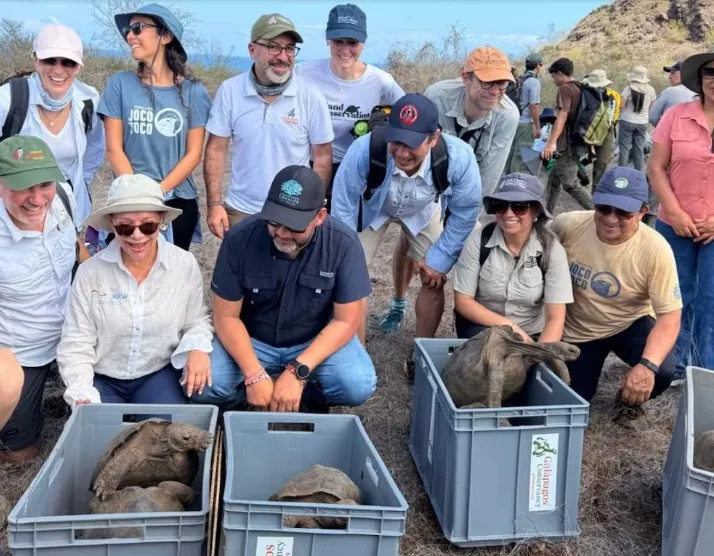 thumbnail - 에콰도르 환경부가 자이언트거북 158마리 방사에 앞서 기념촬영을 하고 있다. 에콰도르 환경부 제공