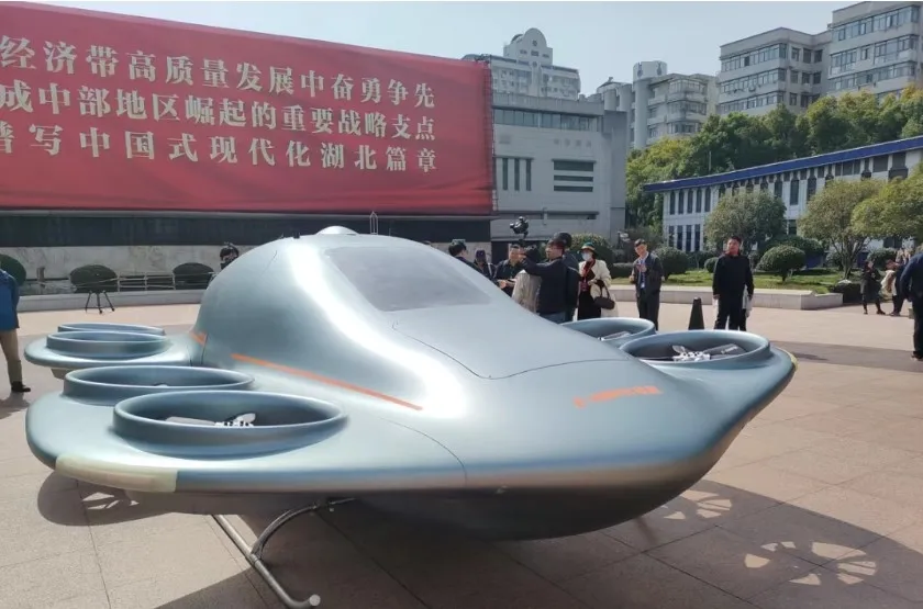 thumbnail - 중국에서 후베이성에서 완성된 전동수직이착륙기(eVTOL) 4종을 공개하며 ‘하늘을 나는 자동차’에 대한 기대감을 높였다. 사진은 덴잉과학기술의 4인승 수직이착륙기.  지무신문 캡처