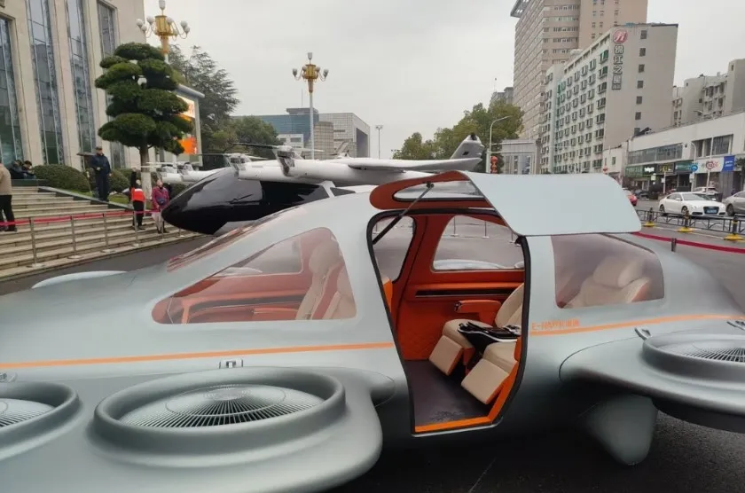 thumbnail - 중국에서 후베이성에서 완성된 전동수직이착륙기(eVTOL) 4종을 공개하며 ‘하늘을 나는 자동차’에 대한 기대감을 높였다. 사진은 덴잉과학기술의 4인승 수직이착륙기.  지무신문 캡처