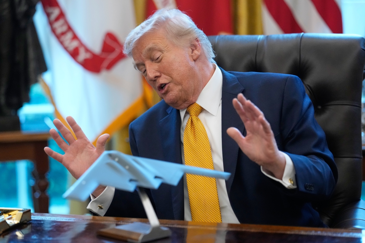 thumbnail - B-2 모형 ‘과시’하며 “3차대전 막았다”…트럼프 발언에 美 ‘발칵’ [핫이슈]