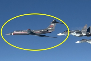 thumbnail - [포착] 5년 만에 나타난 러 희귀 항공기 ‘블랙펄’…“이탈리아 전투기가 공중차단”