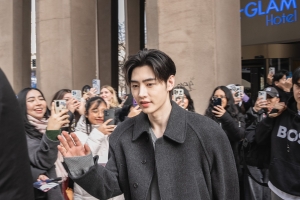 thumbnail - NYT도 주목한 K팝 열기…밀라노 호텔 앞 하루종일 줄섰다 [핫이슈]