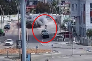 thumbnail - [영상] 길 걷던 남성 코앞에 이란 미사일 ‘쾅’…“방공망 뚫은 집속탄” [포착]