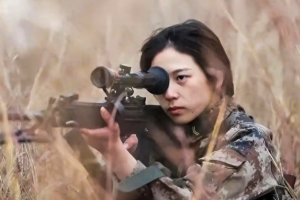 thumbnail - 1.4m 대물 저격총 든 ‘미녀 스나이퍼’…“13㎏ 소총 들고 이것까지” [핫이슈]