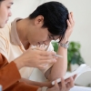 thumbnail - “여자가 더 벌면 이별 위험 36%↑”…진짜 문제 돈 아니었다