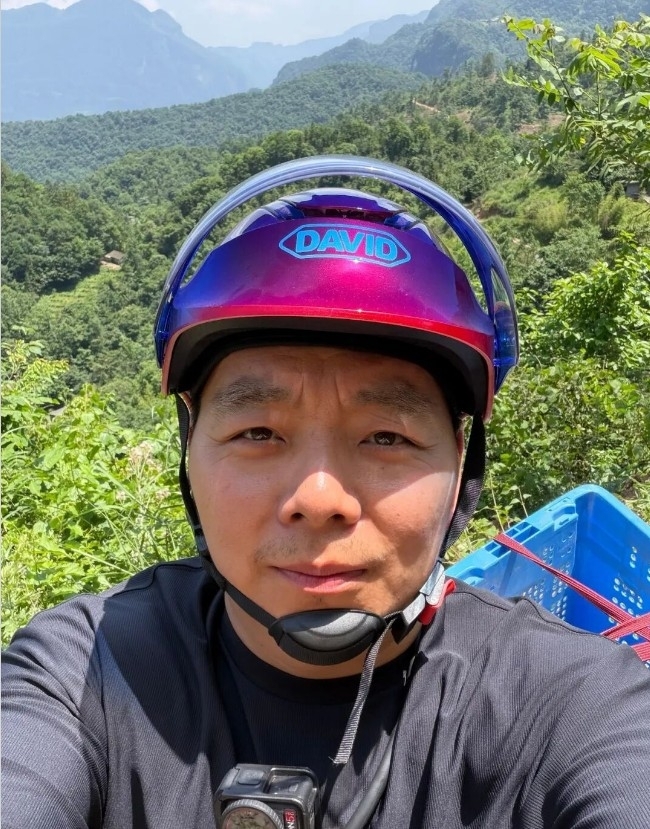 thumbnail - “1만 7000㎞ 밖 자녀 대신 부모 찾아갑니다”…1년간 산길 200번 달린 中 ‘효심 배달부’ [여기는 중국]