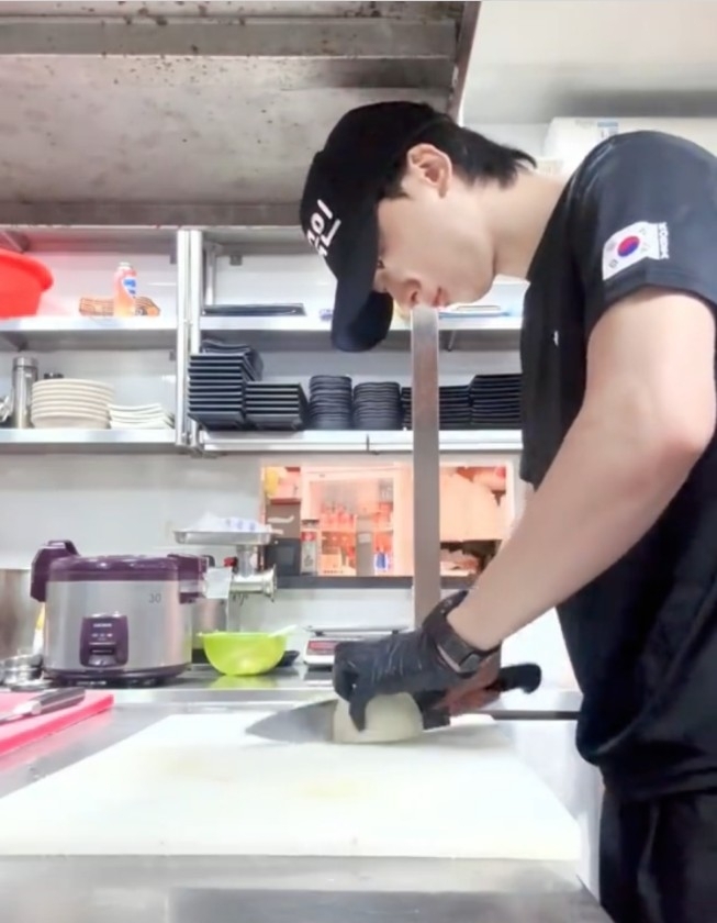 thumbnail - 상하이 식당 3곳 중 2곳 문닫은 한국인 사장들…마지막 가게 살린 ‘영상 한 편’ [여기는 중국]