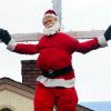 “상업적 X마스 안돼”…십자가에 못박힌 산타