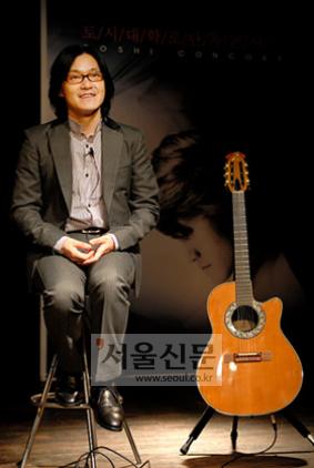 토시가 인터뷰 질문에 응하고있다(사진=김상인VJ bowwow@seoul.co.kr)
