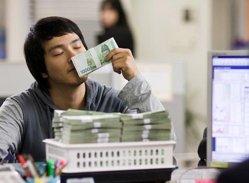 ‘작전’ 박용하, ‘돈뭉치’ 만지고 ‘돈더미’ 앉았다