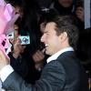 [NOW포토] 톰 크루즈, 헐리웃 스타다운 확실한 팬서비스!