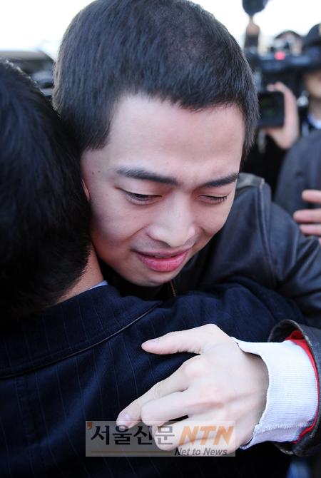 [NOW포토] 군 입대 김재원 ‘눈물 글썽’