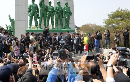 [NOW포토] 조인성 군입대 현장에 몰린 취재진들