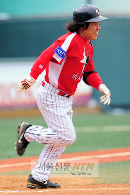 [NOW포토] 새신랑 오정태, ‘1루를 향해 달려라’