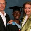 엠마 톰슨, 입양 아들 졸업식 사진 공개