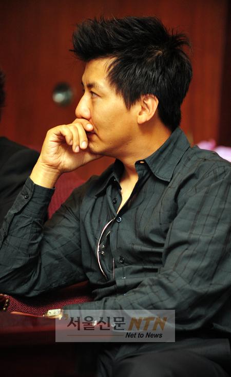 [NOW포토] 진지한 손지창, 패션쇼 삼매경