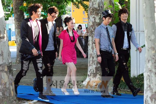 [NOW포토] 2AMㆍ최아라, 밝은 표정으로 블루카펫 밟아