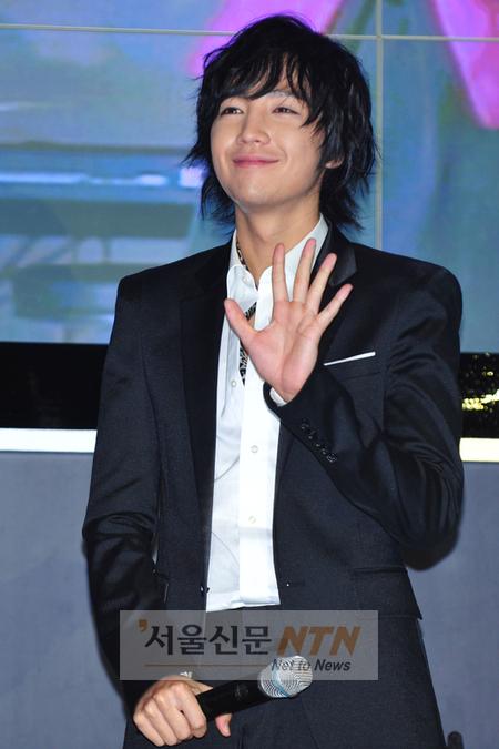 [NOW포토] 미소 지으며 손인사 건네는 장근석