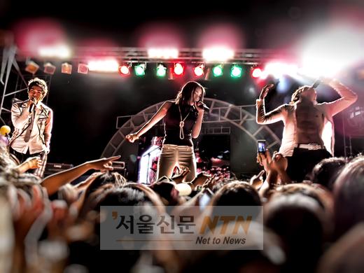 에이트, 全관객 콘서트 무대위로…‘최초 보험’ 등록