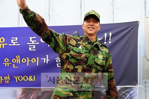 [NOW포토] 전역 공유, 팬들을 향한 미소와 손인사