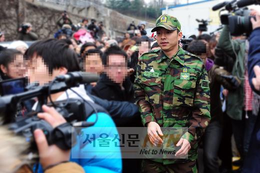 [NOW포토] 전역한 공유… 취재 열기로 ‘후끈’