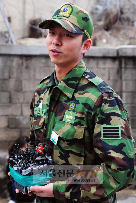 [NOW포토] ‘마이크 한다발’…공유 전역 인터뷰