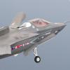 스텔스 전투기 F-35B, 첫 수직착륙 성공