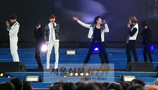 [NTN포토] 2AM, ‘축하공연도 화려하게’