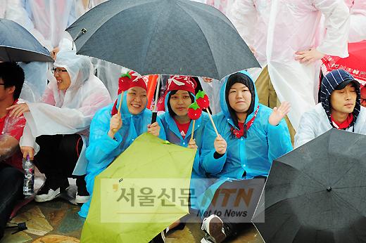 [NTN포토] 비바람도 우릴 막지 못해~